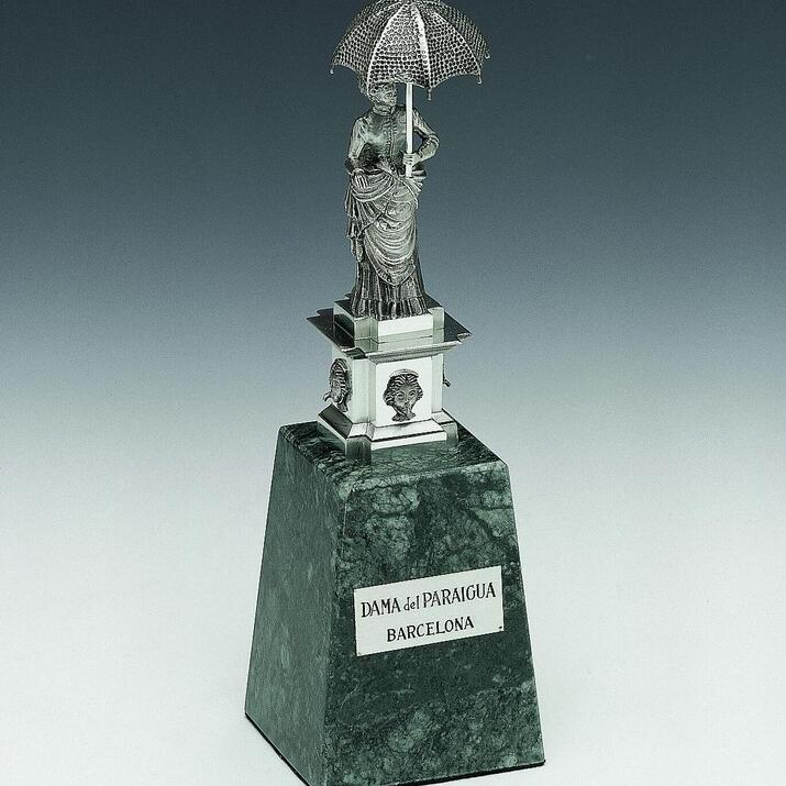 F04 - DAMA DEL PARAIGUA